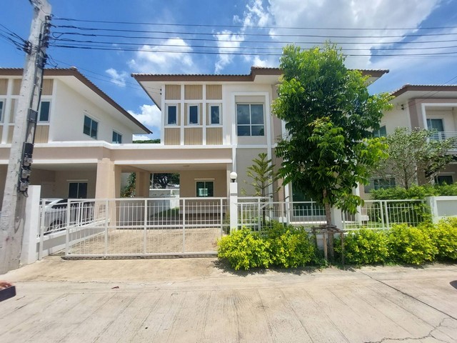 HU3847Detached House for sale  :  Lanceo Ramintra-Nawaminขายบ้านเดี่ยว  :  แลนซีโอ รามอินทรา-นวมินทร์ที่ตั้ง :   ถนนเลียบคลองสอง แขวงบางชัน เขตคลองสามวา กรุงเทพมหานคร 10510Sale :  5,010,000 THB AREA   :  60.40  sq.wa - sq.m.TYPE   :  3 Bedroom   3 Bathroom   2 stoeryรายละเอียดทรัพย์3 ห้องนอน พร้อมระเบียงชมวิว 3 ห้องน้ำ 1 ห้องรับแขกส่วนเตรียมอาหาร ครัวแยกเป็นสัดส่วน ที่จอดรถ 2 คันถนนเมนกว้าง 16 เมตรสถานที่สำคัญใกล้เคียงแจ๊ส กรีน วิลเลจโลตัส เลียบคลองสองตลาดนั