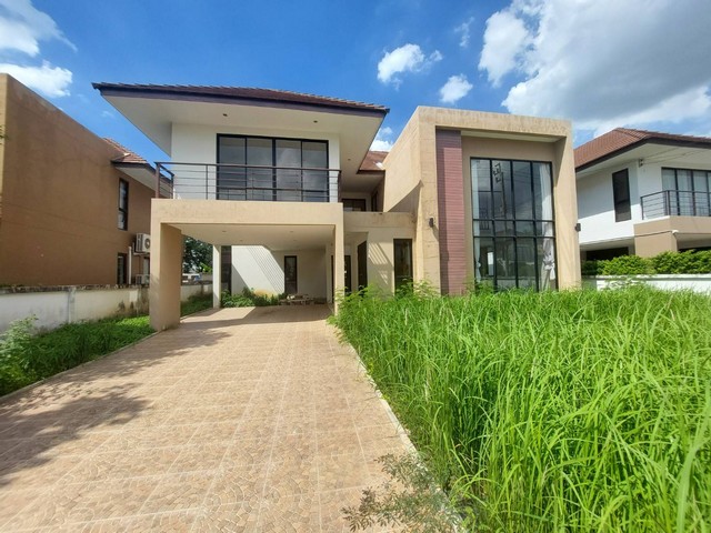 HU3846Detached House For Sale  :  The Grand Baan Ratchaphruekขายบ้านเดี่ยว  :  เดอะ แกรนด์ บ้านราชพฤกษ์ที่ตั้ง :   ซอยสุวินทวงศ์ 19 แขวงลำผักชี เขตหนองจอก กรุงเทพมหานคร 10530Sale :  6,250,000 THB AREA   :  105.6  sq.wa (1 งาน / 6 ตร.ว) - sq.m.TYPE   :  3 Bedroom   3 Bathroom   2 stoeryรายละเอียดทรัพย์บ้านเดี่ยวสไตล์โมเดิร์น พื้นที่ใช้สอยเยอะที่จอดรถ 4 คันสถานที่สำคัญใกล้เคียงบิ๊กซี ร่มเกล้าตลาดมีนบุรีโรงเรียนนานาชาติบรอมส์โกรฟ โรงเรียนเตรียมอุดมศึกษา สุวินทวงศ์