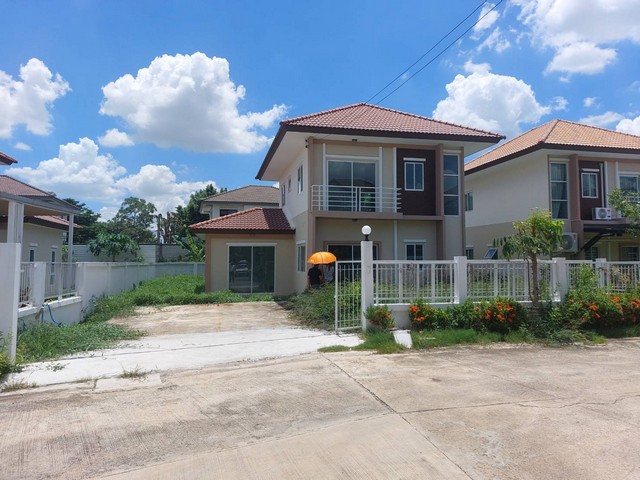 HU3843Detached House For Sale  :  Burirom Ramintra-Safari Worldขายบ้านเดี่ยว  :  บ้านบุรีรมย์ รามอินทรา-ซาฟารีเวิลด์ที่ตั้ง :   ซอยเลียบคลองสอง 23 แขวงสามวาตะวันตก เขตคลองสามวา กรุงเทพมหานคร 10510Sale :  5,618,000 THB AREA   :  78.1  sq.wa - sq.m.TYPE   :  3 Bedroom   2 Bathroom   2 stoeryรายละเอียดทรัพย์ฟรี ปูหญ้า+จัดสวนสถานที่สำคัญใกล้เคียงแจ๊ส กรีน วิลเลจโลตัส เลียบคลองสองซาฟารีเวิลด์โรงเรียนสาธิตพัฒนาโรงพยาบาลสินแพทย์ รามอินทราพิกัดทรัพย์ : 村莊位置https://goo.gl/maps/r