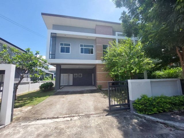 HU3840Detached House For Sale  :  Lalin Greenville Luxe Ramintra-Nawaminขายบ้านเดี่ยว  :  ลลิล กรีนวิลล์ ลักซ์ รามอินทรา-นวมินทร์ ที่ตั้ง :   ซอยพระยาสุเรนทร์ 40 แขวงสามวาตะวันตก เขตคลองสามวา กรุงเทพมหานคร 10510Sale :  8,660,000 THB AREA   :  108.2  sq.wa (1 งาน) - sq.m.TYPE   :  4 Bedroom   3 Bathroom   2 stoeryรายละเอียดทรัพย์4 ห้องนอน 3 ห้องน้ำ 1 ห้องครัวสถานที่สำคัญใกล้เคียงโลตัส เลียบคลองสองแจส กรีน วิลเลจแฟชั่นไอส์แลนด์ซาฟารีเวิลด์โรงพยาบาลสินแพทย์ รามอินทราพิกัดท