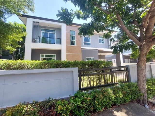 HU3839Detached House For Sale  :  Lalin Greenville Luxe Ramintra-Nawaminขายบ้านเดี่ยว  :  ลลิล กรีนวิลล์ ลักซ์ รามอินทรา-นวมินทร์ ที่ตั้ง :   ซอยพระยาสุเรนทร์ 40 แขวงสามวาตะวันตก เขตคลองสามวา กรุงเทพมหานคร 10510Sale :  10,800,000 THB AREA   :  100.1  sq.wa (1 งานฉ) - sq.m.TYPE   :  4 Bedroom   3 Bathroom   2 stoeryรายละเอียดทรัพย์4 ห้องนอน 3 ห้องน้ำ 1 ห้องครัวที่จอดรถ 4 คันสถานที่สำคัญใกล้เคียงโลตัส เลียบคลองสองแจส กรีน วิลเลจแฟชั่นไอส์แลนด์ซาฟารีเวิลด์โรงพยาบาลสินแพทย์ ร