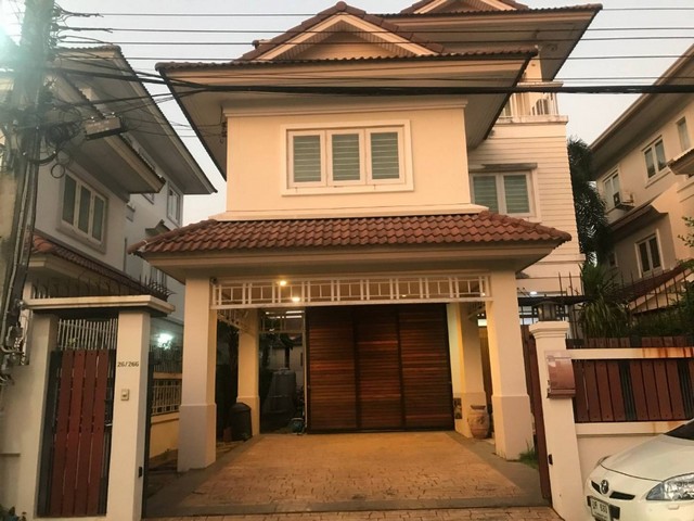 HU3836Detached House For Sale  :  Thanakorn Villa 1ขายบ้านเดี่ยว  :  หมู่บ้านธนากร วิลล่า 1ที่ตั้ง :   ซอยเทอดพระเกียรติ ซอย 7 ตำบลวัดชลอ อำเภอบางกรวย นนทบุรี 11130Sale :  8,500,000 THB AREA   :  60.50  sq.wa - sq.m.TYPE   :  4 Bedroom   4 Bathroom   3 stoeryรายละเอียดทรัพย์บ้านเดี่ยว Built-In ทั้งหลัง สภาพดี 3 ชั้น 4 ห้องนอน 4 ห้องน้ำ มีห้องแม่บ้านที่มีห้องน้ำในตัว 1 ห้อง สถานที่สำคัญใกล้เคียงตั้งฮั่วเส็ง ธนบุรีช่างชุ่ยเซ็นทรัล ปิ่นเกล้าโรงเรียนมหรรณพารามโรงพย