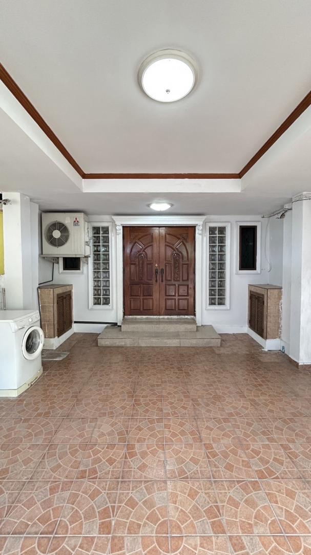 ขายหรือให้เช่าทาวน์โฮม 3 ชั้น ใกล้ห้างเดอะไนน์พระราม9 โครงการบ้านกลางเมือง พระราม 9 ซอย43 นื้อที่ 24 ตารางวา 4 ห้องนอน 3 ห้องน้ำ