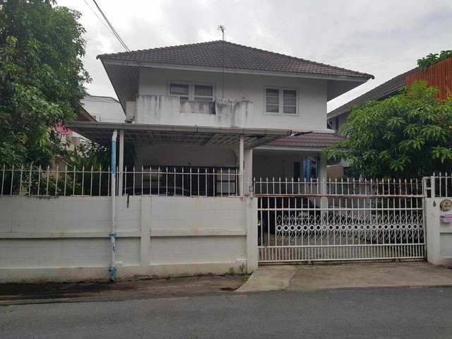 รหัส# TO889 ขายบ้านเดี่ยว 3 ชั้น 59 ตรว. หมู่บ้านลาดพร้าว วิลเลจ นาคนิวาส 42 เลียบทางด่วนเอกมัย-รามอินทรา *** ขายตามสภาพ*** ราคาขาย 6.9 ล้านบาท บ้านเดี่ยว 3 ชั้น (อาคารหลักเดิมเป็นบ้านเดี่ยว 2 ชั้น ต่อเติมด้านหลังเป็น อาคาร 3 ชั้น ใช้เสาเข็มเจาะไม่มีปัญหาทรุดตัว เนื้อที่ใช้สอยส่วนนี้ 134 ตร.ม. )เนื้อที่จริง 59 ตร.ว. (โฉนด 55 ตร.ว.)พื้นที่ใช้สอย 281 ตร.ม. (เฉพาะตัวอาคารหลักและอาคารที่ต่อเต