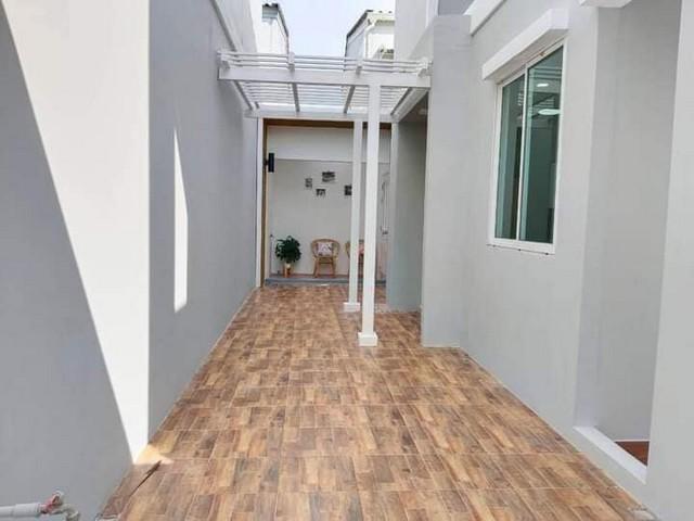 ขายทาวน์โฮม 2 ชั้น สไตล์บ้านเดี่ยว หมู่บ้านเดอะวิลเลจ บางนา กม.8 รีโนเวทพร้อมเข้าอยู่