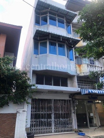 รหัสทรัพย์ : 4544อาคารพาณิชย์ 3 ชั้นครึ่ง ซอย เรวดี 14 ใกล้ MRT ศูนย์ราชการนนทบุรี ที่ตั้ง : ซอยเรวดี 14 ตำบลตลาดขวัญ อำเภอเมืองนนทบุรี นนทบุรี 11100รายละเอียดทรัพย์- อาคารพาณิชย์ 3 ชั้นครึ่ง - เนื้อที่ 17 ตร.ว  พื้นที่ใช้สอย 140 ตารางเมตร- 2 ห้องนอน  3 ห้องน้ำ- มีชั้นลอย / ชั้นดาดฟ้า- ไฟฟ้า / ประปา พร้อมใช้- ปั้มน้ำ แทงค์น้ำ มุ้งลวด เหล็กดัด- หน้ากว้าง 4 เมตร x ยาว 14 เมตร สถานที่สำคัญใกล้เคี