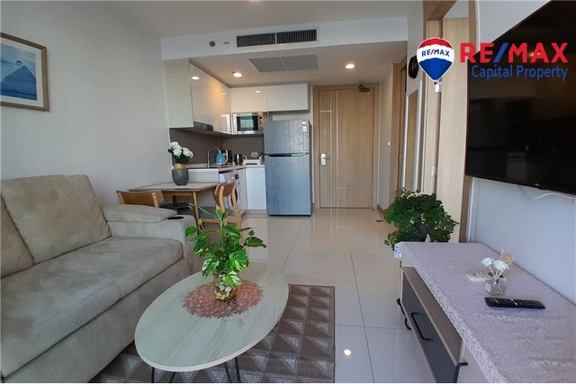 เดอะ ริเวียร่า วงศ์อมาตย์ คอนโดมิเนียมหรูระดับ 5 ดาว ดีไซน์สวยงามไม่ซ้ำใคร เน้นมอบประสบการณ์สุดพิเศษให้กับลูกบ้าน ยูนิตพักอาศัยกว่า 95 เปอร์เซ็นต์สามารถเพลิดเพลินกับทัศนียภาพอันงดงามของเกาะลำได้โดยตรงบนทำเลที่ดีที่สุดของพัทยาในย่านวงศ์อมาตย์ เดินทางสะดวกบนถนนพัทยาเหนือใน 2 นาที ถึงหาดวงศ์อมาตย์ ที่พักได้รับรางวัล การพัฒนาคอนโดที่ดีที่สุด จากอีสเ�