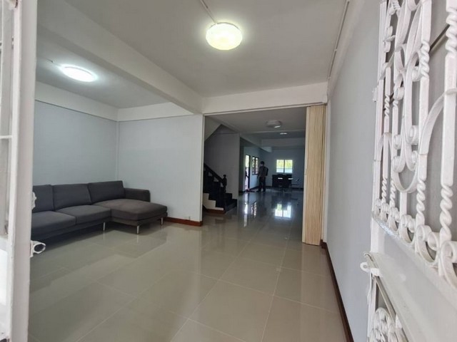 ให้เช่า ทาวเฮ้าส์    ใก้ล MRTสุทธิสาร  2  ห้องนอน  ราคา  20,000