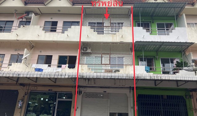   รายละเอียดเพิ่มเติม Code ID : PKK04-05864  ราคาขาย  3,000,000 บาท- ขนาดพื้นที่ :   17.80 ตร.ว.- พื้นที่ใช้สอย :  192.00 ตร.ม. - จำนวนห้อง :  4 ห้องนอน 2 ห้องน้ำ  - ที่จอดรถ :    1   คัน- บ้านหันทางทิศ : ตะวันตกเฉียงใต้    พิกัดทรัพย์ : https://maps.app.goo.gl/MM2BA7eRZJ7toSv6A    สถานที่ใกล้เคียง- ใกล้โรงพยาบาลทักษิณ - ใกล้โรงพยาบาลค่ายวิภาวดีรังสิต   - ใกล้บิ๊กซี ซูเปอร์เซ็นเตอร์ สุราษฎร์ธานี  - ใกล้โลตัส โกเฟรช โฉลกรัฐ สอบถามเพิ่มเติม/นัดช�