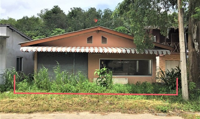 รายละเอียดเพิ่มเติมCode ID : PKK02-09239ราคาขาย        1,055,000 บาท- ขนาดพื้นที่ :   111 ตร.ว (1 งาน / 11 ตร.ว)  - พื้นที่ใช้สอย :   120 ตร.ม- จำนวนห้อง :  2 ห้องนอน 1 ห้องน้ำ- ที่จอดรถ :      1-2 คัน- บ้านเดี่ยว :        1 ชั้น- บ้านเดี่ยวหันทางทิศ : -- อายุอาคาร :    16 ปีพิกัดทรัพย์ :     https://maps.app.goo.gl/62AMKiEK9fEutWC46สถานที่ใกล้เคียง- ใกล้ตลาดโรงเกลือ & อ่าวลึก- ใกล้โลตัส โกเฟรช ซูเปอร์มาร์เก็ต อ่าวลึก- ใกล้บิ๊กซีมินิ อ่าวลึก- ใกล้โรงพยาบาลอ่าว