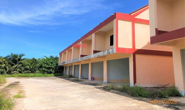   รายละเอียดเพิ่มเติม Code ID : PKK04-04406  ราคาขาย 35,205,000  บาท- ขนาดพื้นที่ :   3428.00 ตร.ว.- พื้นที่ใช้สอย :   2795.00 ตร.ม.- จำนวนห้อง :   26 ห้องนอน 26 ห้องน้ำ - ที่จอดรถ :    20   คัน- บ้านหันทางทิศ :  พิกัดทรัพย์ : https://maps.app.goo.gl/TqvjHUCwxqs6tpMd8    สถานที่ใกล้เคียง- ใกล้โรงพยาบาลท่าชนะ- ใกล้โลตัส โกเฟรช  - ใกล้ท่าชนะ สุราษฎร์ธานี - ใกล้ทวีทรัพย์ เฟรช มาร์เก็ต  สอบถามเพิ่มเติม/นัดชมโทร. 097-419-5982(พลอย)โทร. 096-932-4624(ออมสิน)Line : @panaya (มี@ด้านหน้�