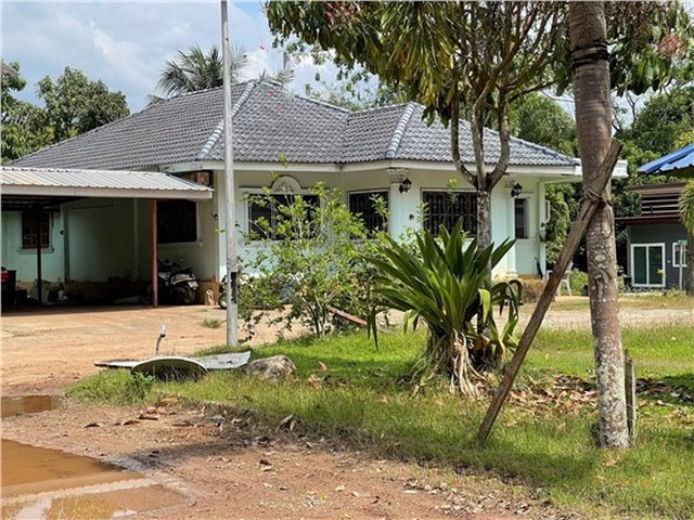 รายละเอียดเพิ่มเติมCode ID : PKK02-15374ราคาขาย         8,830,000 บาท- ขนาดพื้นที่ :   720 ตร.ว (1 ไร่ / 3 งาน / 20 ตร.ว) - พื้นที่ใช้สอย :   203.95 ตร.ม- จำนวนห้อง :  3 ห้องนอน 2 ห้องน้ำ- ที่จอดรถ :      1-2 คัน- บ้านเดี่ยว :        1 ชั้น- บ้านเดี่ยวหันทางทิศ : -- อายุอาคาร :    19 ปีพิกัดทรัพย์ :   https://maps.app.goo.gl/sdFefL1BbGAgEXxK9สถานที่ใกล้เคียง- ใกล้โลตัส กระบี่- ใกล้บิ๊กซี ซูเปอร์เซ็นเตอร์ สาขา กระบี่- ใกล้โลตัส โกเฟรช ตลาดเก่า- ใกล้โรงพยาบาลกระบี่�