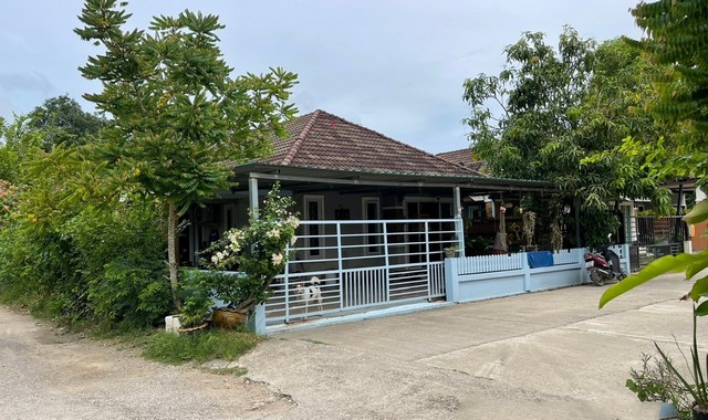 รายละเอียดเพิ่มเติมCode ID : PKK02-15191ราคาขาย         3,400,000 บาท- ขนาดพื้นที่ :   53.70 ตร.ว - พื้นที่ใช้สอย :   164.60 ตร.ม- จำนวนห้อง :  3 ห้องนอน 2 ห้องน้ำ- ที่จอดรถ :      1-2 คัน- บ้านเดี่ยว :        1 ชั้น- บ้านเดี่ยวหันทางทิศ : -- อายุอาคาร :    11 ปีพิกัดทรัพย์ :   https://maps.app.goo.gl/scFLkt7gQcQig6As6สถานที่ใกล้เคียง- ใกล้มินิบิ๊กซี สาขาศรีตรัง จ.กระบี่- ใกล้ตลาดเกษตรกรจังหวัดกระบี่- ใกล้โลตัส โกเฟรช ตลาดเก่า- ใกล้บิ๊กซี ซูเปอร์เซ็นเตอ�