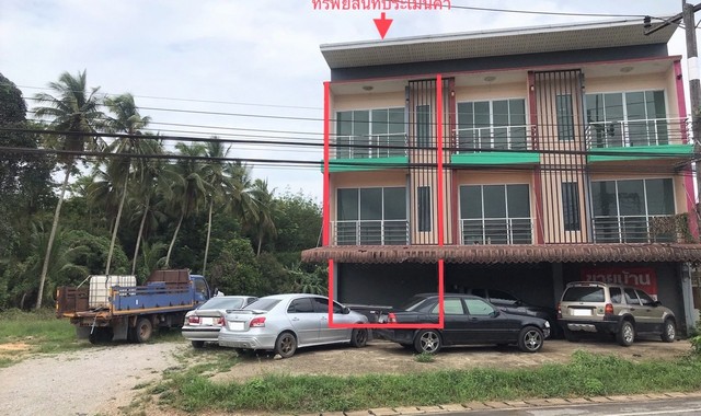   รายละเอียดเพิ่มเติม Code ID : PKK04-05867  ราคาขาย   2,900,000  บาท- ขนาดพื้นที่ :  29.00 ตร.ว. - พื้นที่ใช้สอย :  176.00 ตร.ม. - จำนวนห้อง :  2 ห้องนอน 2 ห้องน้ำ  - ที่จอดรถ :   1    คัน- บ้านหันทางทิศ : ตะวันตกเฉียงเหนือ พิกัดทรัพย์ : https://maps.app.goo.gl/QXVaJXyTodKZTmFbA    สถานที่ใกล้เคียง- ใกล้โรงพยาบาลคีรีรัฐนิคม - ใกล้ โลตัส คีรีรัฐนิคม - ใกล้เจ๊วรรณหมู่สด- ใกล้สาธารณะสุขตำบลท่าขนอน สอบถามเพิ่มเติม/นัดชมโทร. 097-419-5982(พลอย)โทร. 096-932-4624(ออ�