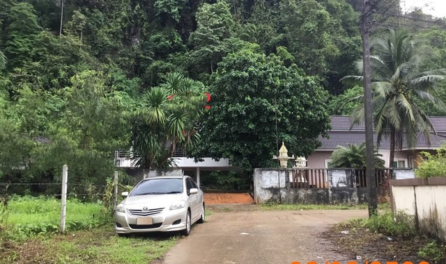 รายละเอียดเพิ่มเติมCode ID : PKK02-15023ราคาขาย         9,339,000 บาท- ขนาดพื้นที่ :    354.40 ตร.ว (3 งาน / 54.40 ตร.ว) - พื้นที่ใช้สอย :     232 ตร.ม- จำนวนห้อง :  3 ห้องนอน 3 ห้องน้ำ- ที่จอดรถ :      1-2 คัน- บ้านเดี่ยว :        1 ชั้น- บ้านเดี่ยวหันทางทิศ : -- อายุอาคาร :    18 ปีพิกัดทรัพย์ :   https://maps.app.goo.gl/GHHReVdUTJ2v2pU57สถานที่ใกล้เคียง- ใกล้มินิบิ๊กซี สาขาศรีตรัง จ.กระบี่- ใกล้ตลาดเกษตรกรจังหวัดกระบี่- ใกล้โลตัส กระบี่  - ใกล้บิ๊กซี ซูเปอร์เซ็�