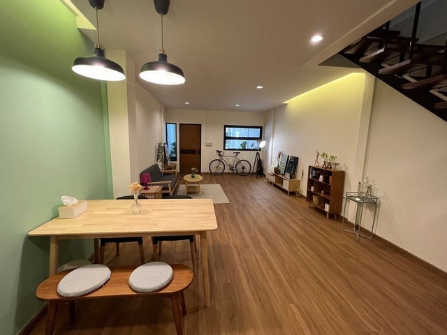 P156 ให้เช่าทาวน์เฮ้าส์ 2 ชั้น ย่านนวมินทร์  ตกแต่งสวย พร้อมเข้าอยู่ 1 มกราคม 2567 ใกล้โรงพยาบาลพญาไทนวมินทร์ ราคาเช่า 32,000 บาท สัญญา 1 ปี ประกัน 2 เดือน ล่วงหน้า 1 เดือนติดต่อ คุณช่อผกา 0616198565 LINE 0616198565 พื้นที่ 23 ตรว.พื้นที่ใช้สอยประมาณ 184 ตรม.  2 ห้องนอน  2 ห้องน้ำ จอดรถในบ้าน 1 คัน หน้าบ้าน 1 คัน พร้อมอยู่ เฟอร์นิเจอร์ -โต๊ะ -ตู้-เตียง-โซฟา เครื่องใช้ไฟฟ้า -เครื่องดูดควันในครัว-เครื่องท�