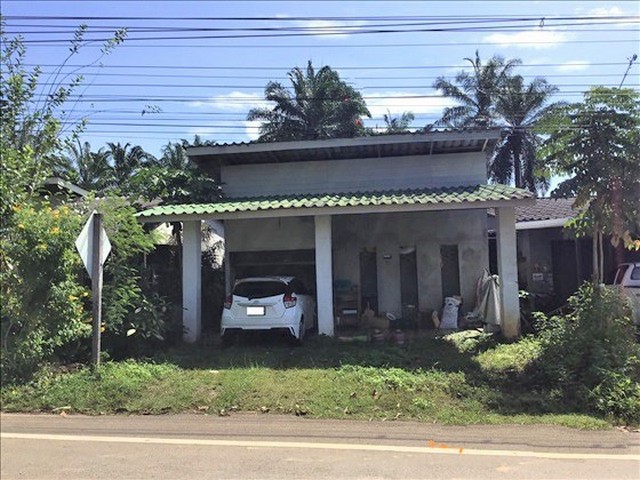 รายละเอียดเพิ่มเติมCode ID : PKK02-14633ราคาขาย         1,047,000 บาท- ขนาดพื้นที่ :    100.50 ตร.ว (1 งาน)- พื้นที่ใช้สอย :   108 ตร.ม- จำนวนห้อง : 1 ห้องนอน 2 ห้องน้ำ- ที่จอดรถ :      1-2 คัน- บ้านเดี่ยว :        1 ชั้น- บ้านเดี่ยวหันทางทิศ : -- อายุอาคาร :    22 ปีพิกัดทรัพย์ :   https://maps.app.goo.gl/6EWueVTXoCEJLnhR9สถานที่ใกล้เคียง- ใกล้โรงเรียนบ้านไหนหนัง- ใกล้โรงเรียนคลองหินพิทยาคม- ใกล้วิทยาลัยการอาชีพอ่าวลึก- ใกล้โรงเรียนสันติวิทยาสอบถามเ�