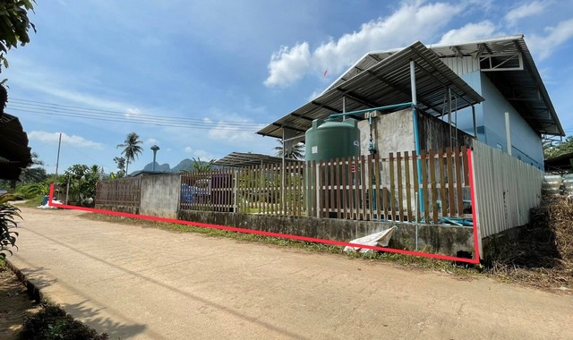 รายละเอียดเพิ่มเติมCode ID :   PKK02-13821ราคาขาย              4,251,000 บาท- ขนาดพื้นที่ :   255 ตร.ว (2 งาน / 55 ตร.ว)- พื้นที่ใช้สอย :    282 ตร.ม- จำนวนห้อง :    - ห้องนอน 2 ห้องน้ำ- ที่จอดรถ :   1-2 คัน- บ้านเดี่ยว :      1 ชั้น- บ้านเดี่ยวหันทางทิศ : -- อายุอาคาร :   10 ปีพิกัดทรัพย์ :   https://maps.app.goo.gl/Po74NSXCEcTzenUq5สถานที่ใกล้เคียง- ใกล้วัดวังหลวง- ใกล้โรงเรียนบ้านแม่หาด- ใกล้วัดบ้านแม่อีไฮ- ใกล้โรงเรียนบ้านแม่ป๊อกในสอบถามเพิ่มเติม/นัดชม�