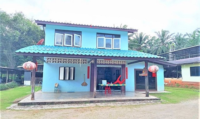 รายละเอียดเพิ่มเติมCode ID :   PKK02-13238ราคาขาย              13,437,000 บาท- ขนาดพื้นที่ :   9,449 ตร.ว (23 ไ่ร่ / 2 งาน / 49 ตร.ว)- พื้นที่ใช้สอย :    226 ตร.ม- จำนวนห้อง :    3 ห้องนอน 1 ห้องน้ำ- ที่จอดรถ :   1-2 คัน- บ้านเดี่ยว :      2 ชั้น- บ้านเดี่ยวหันทางทิศ : -- อายุอาคาร :   42 ปีพิกัดทรัพย์ :    https://maps.app.goo.gl/a7iqLtR3hVaAJdJAAสถานที่ใกล้เคียง- ใกล้เซ็นทรัล กระบี่- ใกล้แม็คโคร กระบี่ - ใกล้โลตัส โก เฟรช ตลาดเก่า- ใกล้โรงพยาบาลกระบี่ สอบถามเพิ่มเต�