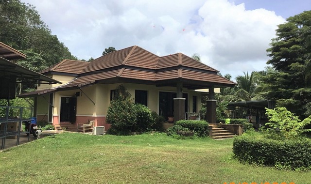 รายละเอียดเพิ่มเติมCode ID :   PKK02-12797ราคาขาย              15,500,000 บาท- ขนาดพื้นที่ :   2,767 ตร.ว (6 ไ่ร่ / 3 งาน / 67 ตร.ว)- พื้นที่ใช้สอย :    171.50 ตร.ม- จำนวนห้อง :    2 ห้องนอน 2 ห้องน้ำ- ที่จอดรถ :   1-2 คัน- บ้านเดี่ยว :      1 ชั้น- บ้านเดี่ยวหันทางทิศ : -- อายุอาคาร :   11 ปีพิกัดทรัพย์ : https://maps.app.goo.gl/8MkuiCRLekJW9BBV9สถานที่ใกล้เคียง- ใกล้เซ็นทรัล กระบี่- ใกล้มินิบิ๊กซี​ ปั้มเชลล์​ แยกตลาดเก่า- ใกล้โรงพยาบาลกระบี่ - ใกล้โรงเรียนบ้านหน�