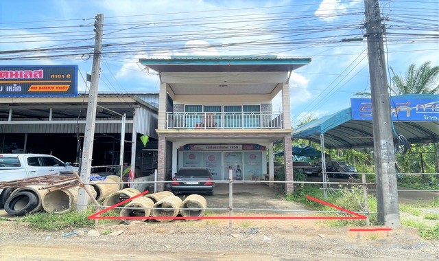 รายละเอียดเพิ่มเติมCode ID : PKK02-12363ราคาขาย      2,201,000 บาท- ขนาดพื้นที่ :   36.80 ตร.ว   - พื้นที่ใช้สอย :    265 ตร.ม- จำนวนห้อง :  2 ห้องนอน 2 ห้องน้ำ- ที่จอดรถ :     1-2 คัน- บ้านเดี่ยว :        2 ชั้น- บ้านเดี่ยวหันทางทิศ : -- อายุอาคาร :    20 ปีพิกัดทรัพย์  :    https://maps.app.goo.gl/q7gt8vJdbzL59ZXg9สถานที่ใกล้เคียง- ใกล้มินิบิ๊กซี สาขาศรีตรัง จ.กระบี่- ใกล้โลตัส กระบี่- ใกล้บิ๊กซี ซูเปอร์เซ็นเตอร์ สาขา กระบี่- ใกล้โรงพยาบาลกระบี่ สอบถา�