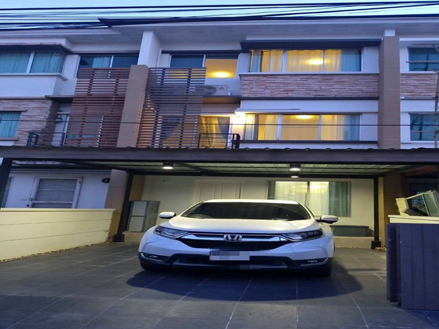 P155 ให้เช่าทาวน์โฮม ทาวน์พลัส พระราม 9 Town Plus Rama 9 กรุงเทพกรีฑา 7 รามคำแหง60 เหมาะอยู่อาศัยราคาเช่า 23,000 บาท/เดือน สัญญา 1 ปี (ล่วงหน้า 1 เดือน+ ประกัน 2 เดือน)( งดรับสัตว์เลี้ยง )เนื้อที่ 23 ตรว. 3 ห้องนอน 3 ห้องน้ำจอดรถ 1-2 คัน บ้านอยู่ถนนเมน ถนนกว้าง ไม่แออัดสภาพบ้านดีมาก สะอาด พร้อมเข้าอยู่ มีแอร์ 5 ตัว มีเฟอร์นิเจอร์ครบสิ่งอำนวยความสะดวก– สวนสาธารณะ– กล้อง CCTV– รปภ. 24 ชม.สถานที่สำคั�