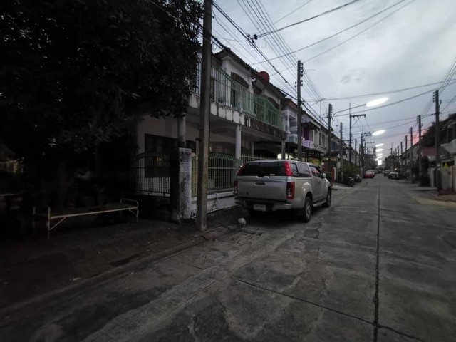 ทาวน์เฮ้าส์ 2 ชั้น #หมู่บ้านบุศรินทร์ ถนนเสมาฟ้าคราม ลำลูกกาคลอง2 ปทุมธานี 36 ตร.ว  3 ห้องนอน 2 ห้องน้ำ 2.4 ล้านบาท ทำเลดี #ใกล้รถไฟฟ้าคูคต