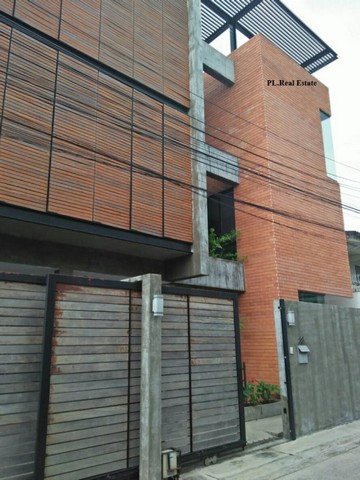 รหัส # SM120 ขายบ้านเดี่ยว 3 ชั้นสไตล์ลอฟ 67 ตรว. ซอยสายลม 2 พหลโยธิน 8 เฟอร์พร้อมอยู่ ใกล้ BTS อารีย์*** ราคาขาย 39.9 ล้านบาทบ้านเดี่ยว 3 ชั้นสไตล์ลอฟ ซอยสายลม 2 พหลโยธิน 8เนื้อที่ 67 ตารางวา หน้ากว้าง 16.5 ลึก 16.7 เมตร 4 ห้องนอน 5 ห้องน้ำ 2 ห้องทำงาน 1 ห้องรับแขก 1 ห้องครัว จอดรถ 3 คัน เฟอร์นิเจอร์และบิ้วอินบ้านสวยตกแต่งครบ หันหน้าทิศตะวันออกเฉียงใต้ โล่งโปร่งสบาย ประตูใช้ไม้สักทุกบาน พื�