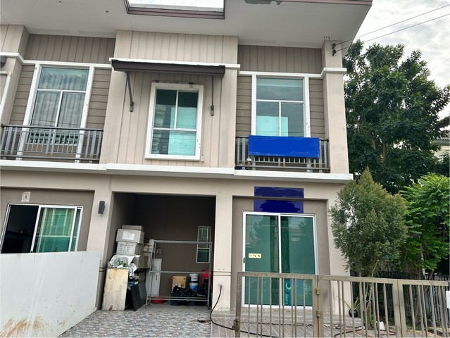 ขายด่วน บ้านทาวน์เฮาส์ 2 ชั้น พฤกษาวิลล์ 106 รังสิต ธัญญะ คลอง 2 ตำบลประชาธิปัตย์ อำเภอธัญบุรี จังหวัดปทุมธานีขนาด 28 ตารางวาอยู่ติดมุมมีพื้นที่ด้านข้าง เป็นทาวน์เฮาส์หลังแรกๆของหมู่บ้านอยู่ด้านหน้าซอย มี 4 ห้องนอน 2 ห้องน้ำ พื้นที่รวม 98 ตารางเมตร มีแอร์ 4 ตัว มีห้องครัว อยู่ในหมู่บ้านพฤกษาวิลล์ 106 รังสิต ธัญญะ คลอง 2 มีร้านสะดวกซื้อ เซเว่น-อีเลฟเว่น มีตลาดนัด มีร้