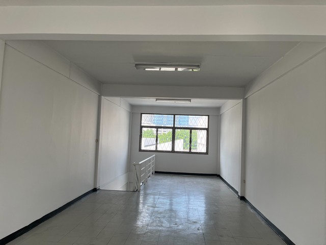 ให้เช่าอาคารพาณิชย์ 5 ชั้น Ekamai Complex ระหว่างเอกมัย 19 กับ 21 ทาสีใหม่ทั้งหลัง ใกล้ BTS เอกมัย