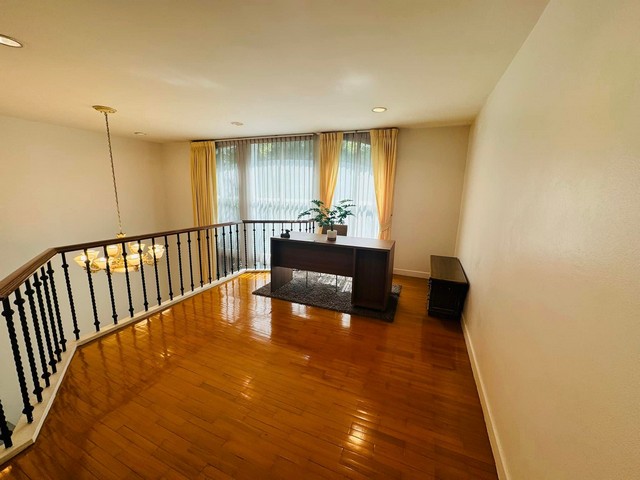 ให้เช่าทาวน์โฮม 4 ชั้น ใกล้ BTSทองหล่อ สุขุมวิท 55 บ้านกลางกรุงทองหล่อ ซ.ทองหล่อ 14 พื้นที่ 320 ตรม. 4 ห้องนอน 6 ห้องน้ำ fully furnished