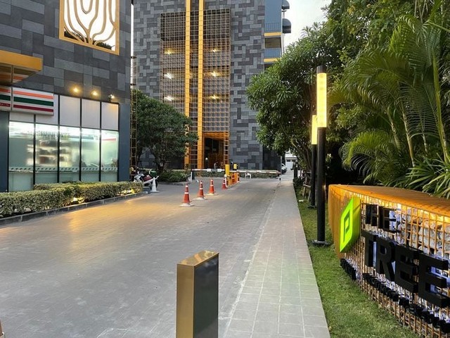 ขายคอนโด เดอะทรี สุขุมวิท 71 - เอกมัย พื้นที่ 56.32ตรม. 2นอน 2น้ำ 2สิทธิจอด ห้องมุม ชั้น20The Tree Sukhumvit 71 - EkamaiSell Condo The Tree Sukhumvit 71 - Ekamai 56 Sqm. 2 beds 20th floorDetails :- 56.32 Sqm.- 20th Floor- 2 Bedrooms / 2 Bathrooms- Corner Unit- 3 Air conditions- Built-in kitchen- 2 Parking Slot- Near ARL RamkhamhaengPlease contact Line: brightbiteBright 090 246 2999* 6,000,000.- (Transfer fee 50/50) *ขาย คอนโด เดอะทรี สุขุมวิท 71 - เอกมัย พื้นที่ 56.32ตรม. 2นอน 2น้ำ 2สิทธิจอด ห้องมุม ชั้น20เดอะทรี สุขุมวิท 71 - เอกมัย:: รายละเอียดห้อง The Tree สุขุมวิท 71 - เอกมัย ::- ขนาด 56.32 ตรม.- 2 ห้องนอน 