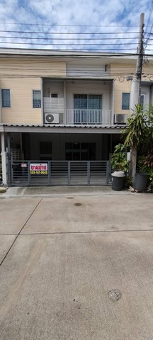 ขายทาวเฮาร์เดอะคอนเนคอ่อนนุช15(ซ.เฉลิมพระเกียรติร.9.ซ.87บ้านรีโนเวทใหม่เนื้อที่:21.4 ตารางวาพื้นที่ใช้สอยประมาน100ตารางเมตรบ้านหน้ากว้าง5.7เมตรขนาด3ห้องนอน 2ห้องน้ำจำนวนจอดรถ.2คันต่อเติ่มหลังคาหน้าบ้านและหลังบ้าน ติดเหล็กดัดบานสไลทุกบาน  และมุ้งลวด ติดผ้าม่าน 1มีตู้เสื้อผ้า3ใบ2มีเตียงนอน6ฟุด1ชิ้น3มีเตียงนอน3.5ฟุต1ชิ้น4มีตู้หัวเตียง1ชิ้น5แอร์ห้องนอนใหญ่1ตัว6มีปั้