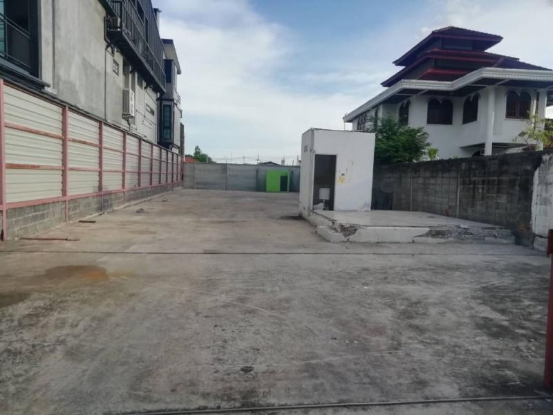 LS632ให้เช่าที่ดิน เนื้อที่ 100 ตารางวา เทคอนกรีตพร้อมใช้งาน ถนนเฉลิมพระเกียรติ ร.9 ซอย 30  เขตประเวศ สนใจติดต่อคุณสามารถ 0918070863 ID line : samart863ราคาเช่า 20,000 บาทต่อเดือน  ประกัน 2 เดือน จ่ายล่วงหน้า 1 เดือน สัญญาขั้นต่ำ 1 ปี- ที่ดิน 100 ตรว.  กว้าง 10.5 ม. ลึก 38 ม.- มีออฟฟิตพร้อมใช้งาน  2 ห้องน้ำ- ติดถนนกว้าง 10 ม. รถใหญ่เข้าออกได้สะดวก- เทคอนกรีตเต็มพื้นที่ พร้อมรางระบายน้ำ พร้อมใช้งานทันที- อยู่ต