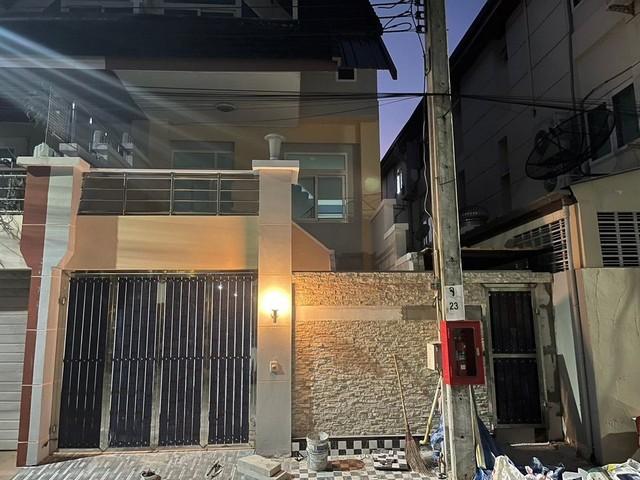 ให้เช่าทาวน์โฮม 3 ชั้น โครงการเมอริท เพลส ลาดพร้าว 87 เดินทางสะดวก ( รีโนเวทใหม่ )ราคาเช่า 25,000 บาท / เดือนที่ตั้ง ถนนลาดพร้าว ซอยลาดพร้าว 87 แขวงคลองเจ้าคุณสิงห์ เขตวังทองหลาง กรุงเทพมหานคร 10310ติดต่อ : คุณภัสพงณ์ 063-409-8164Line : deedaa23เนื้อที่ 36 ตารางวา จำนวน 3 ชั้น 3 ห้องนอน 3 ห้องน้ำ แอร์ 3 ตัวด้านหลังและด้านข้างมีหลังคาประโยชน์ใช้สอยได้ทุกตารางเมตรสถานที่ใกล้เคียง- บิ๊กซีลาดพร้