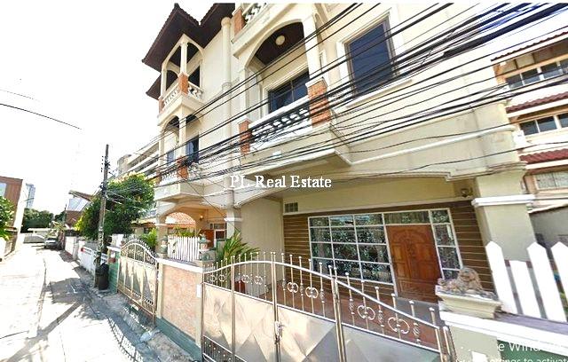 ให้เช่าทาวส์โฮม 3 ชั้น ซอยวิภาวดี 28 ย่านวิภาวดี ใกล้ BTS 5 แยกลาดพร้าว รับสัตว์เลี้ยงตัวเล็ก ที่อยู่สามารถจดบริษัทได้ราคาเช่า 27,000.00 บาท / เดือน ( สัญญาขั้นต่ำ 1 ปี ประกัน 2 เดือน ล่วงหน้า 1 เดือน )ที่ตั้ง ถนนวิภาวดีรังสิต ซอยวิภาวดีรังสิต 28 แขวงจตุจักร เขตจตุจักร กรุงเทพมหานครติดต่อ : คุณภัสพงณ์ 063-409-8164Line : deedaa23เนื้อที่ 45 ตารางวา พื้นที่ใช้สอย 250 ตารางเมตร จำนวน 3 ชั้น 4 ห้องนอน 3 ห�