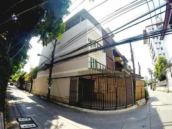 HR2891 ให้เช่าทาวน์โฮม 4 ชั้น รวมชั้นดาดฟ้าหลังมุม สุขุมวิท65 ซ.ชัยพฤกษ์ พื้นที่ใช้สอย168 ตารางเมตร4 ห้องนอน 3 ห้องน้ำ แอร์ 3 ตัว เช่า45,000 บาท: ติดต่อ : คุณ เอก  :  061-241 4954   &   083-017 9463   : Line Id : eak2325: กดลิ้งค์เพื่อเเอดไลน์ครับ :  https://line.me/ti/p/A6pc3MToug     :  https://line.me/ti/p/OLEY0bJTsVค่าเช่า45,000 บาท/เดือนที่ตั้งซอย สุขุมวิท 65 (ชัยพฤกษ์) แขวงคลองเตยเหนือ เขตวัฒนากรุงเทพมหานครให้เช่าทาวน์โฮม4ชั้น รวมชั้นดาดฟ้าหลังมุม สุขุมวิ