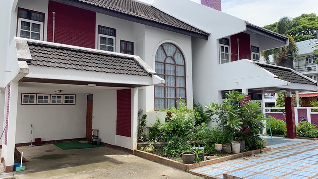 บ้านสวยให้เช่า เดือนละ 35,000 บาท ใจกลางช้างคลาน เมืองเชียงใหม่ ???? บ้านเดี่ยว 2 ชั้น มี 5 ห้องนอน 4 ห้องน้ำ จอดรถได้ 2 คันพื้นที่ 97 ตรว. พื้นที่ใช้สอย 350 ตรม.ตั้งอยู่ในตำบลช้างคลาน ใกล้สิ่งอำนวยความสะดวก ใกล้โรงเรียนชั้นนำมากมาย • โรงแรม Anantara เดินทาง 3 นาที• เชียงใหม่ไนท์บาร์ซ่า เดินทาง 5 นาที• โรงเรียนนานาชาติเชียงใหม่ (CMIS) เดินทาง 8 นาที• Makro เดินทาง 11 นาที• สนามบินนานาชาติเ�