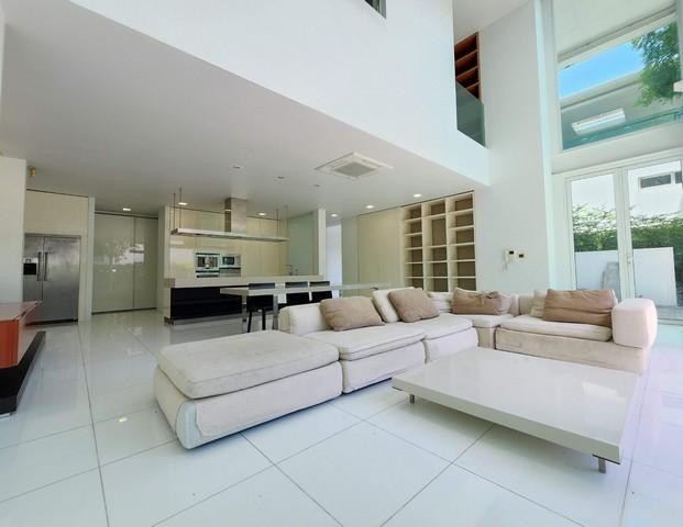 C4107 ขายบ้านเดี่ยว 2 ชั้น โครงการศรีนครินทร์ พาร์ค มีชั้นดาดฟ้า และสระว่ายน้ำ ใกล้MRT ศรีเอี่ยม