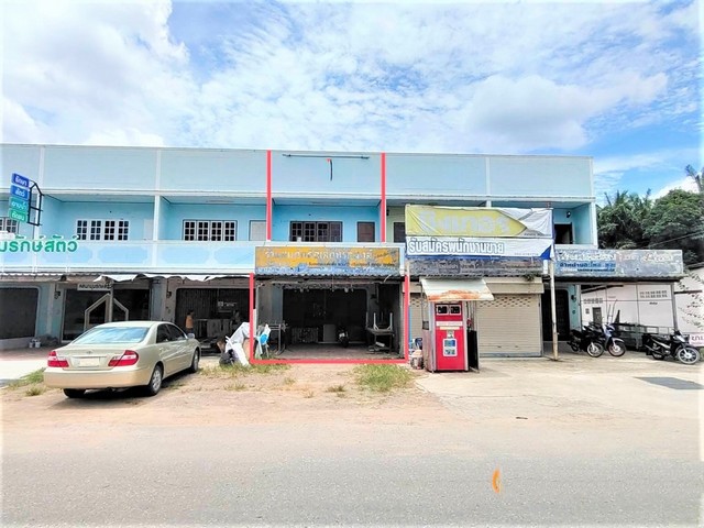 รายละเอียดเพิ่มเติมCode ID : PKK04-05526ราคาขาย       2,704,000 บาท- ขนาดพื้นที่ :  29.90 ตร.ว- พื้นที่ใช้สอย :   152.50 ตร.ม- จำนวนห้อง :   2 ห้องนอน 2 ห้องน้ำ - ที่จอดรถ :       1 คัน- อาคารพาณิชย์ :    2 ชั้น- อาคารพาณิชย์หันทางทิศ : -- อายุอาคาร :   19 ปีพิกัดทรัพย์ :    https://maps.app.goo.gl/Z5SS9T9xJXGbkrEj8สถานที่ใกล้เคียง- ใกล้โลตัส กระบี่- ใกล้โลตัส โกเฟรช ซูเปอร์มาร์เก็ต เหนือคลอง - ใกล้โรงพยาบาลเหนือคลอง- ใกล้ตลาดเช้าเหนือคลอง (ท้ายตลาด)