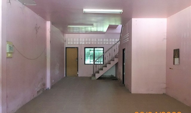   รายละเอียดเพิ่มเติม Code ID : PKK04-06137  ราคาขาย  2,600,000 บาท- ขนาดพื้นที่ :   19.40 ตร.ว.- พื้นที่ใช้สอย :  108.00 ตร.ม. - จำนวนห้อง :  2 ห้องนอน 2 ห้องน้ำ  - ที่จอดรถ :    -   คัน- บ้านหันทางทิศ : ตะวันตก  พิกัดทรัพย์ : https://maps.app.goo.gl/QobSMRH1BpdSG9zt8    สถานที่ใกล้เคียง- ใกล้โรบินสัน สุราษฎร์ธานี- ใกล้ เซ็นทรัล สุราษฎร์ธานี - ใกล้โรงพยาบาลสุราษฏร์ธานี- ใกล้ สิริกุลมินิมาร์ท  สอบถามเพิ่มเติม/นัดชมโทร. 097-419-5982(พลอย)โทร. 096-932-4624(ออมสิ