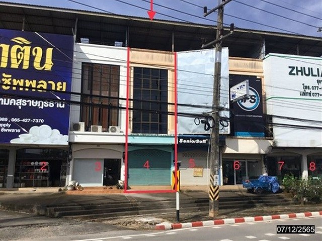   รายละเอียดเพิ่มเติม Code ID : PKK02-06136  ราคาขาย  4,000,000 บาท- ขนาดพื้นที่ :  22.10 ตร.ว. - พื้นที่ใช้สอย : 184.00 ตร.ม.  - จำนวนห้อง :   2 ห้องนอน 3 ห้องน้ำ - ที่จอดรถ :    1   คัน- บ้านหันทางทิศ : ตะวันออก พิกัดทรัพย์ : https://maps.app.goo.gl/hE9YgWxB4S3oUss89    สถานที่ใกล้เคียง- ใกล้แม็คโคร สุราษฎร์ธานี - ใกล้เซฟ ซุปเปอร์มาร์เก็ต  - ใกล้ศูนย์อาหารแมคโครสุราษฎร์ธานี - ใกล้ศูนย์สุขภาพชุมชนโพธาวาส รพ.สุราษฎร์ธานี  สอบถามเพิ่มเติม/นั�