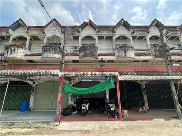 รายละเอียดเพิ่มเติมCode ID : PKK04-06214ราคาขาย       2,800,000 บาท- ขนาดพื้นที่ :  20 ตร.ว- พื้นที่ใช้สอย :   182 ตร.ม- จำนวนห้อง :  3 ห้องนอน 2 ห้องน้ำ (มีชั้นลอย)- ที่จอดรถ :       1 คัน- อาคารพาณิชย์ :    2 ชั้น- อาคารพาณิชย์หันทางทิศ : -- อายุอาคาร :   34 ปีพิกัดทรัพย์ :    https://maps.app.goo.gl/LAXrSMV9msEYW4gp9สถานที่ใกล้เคียง- ใกล้ตลาดเกษตรกรจังหวัดกระบี่ - ใกล้มินิบิ๊กซี สาขาศรีตรัง จ.กระบี่ - ใกล้โลตัส กระบี่- ใกล้บิ๊กซี ซูเปอร์เซ็นเต