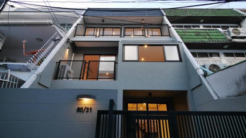 ให้เช่าทาวน์โฮม3 ชั้น  เนื้อที่ 23 ตารางวา 3 ห้องนอน 3 ห้องน้ำ  ซอยเอกมัย 22 เขตวัฒนา กรุงเทพมหานคร