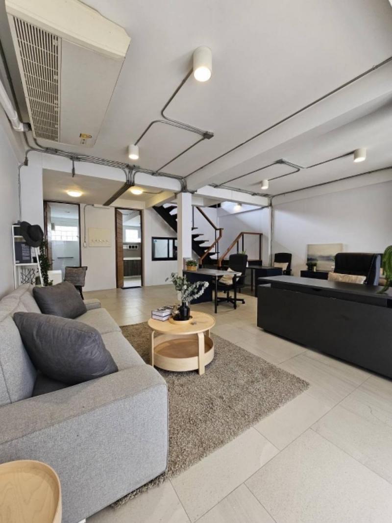 ให้เช่าทาวน์โฮม3 ชั้น  เนื้อที่ 23 ตารางวา 3 ห้องนอน 3 ห้องน้ำ  ซอยเอกมัย 22 เขตวัฒนา กรุงเทพมหานคร