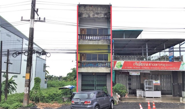 รายละเอียดเพิ่มเติมCode ID : PKK04-06059ราคาขาย       8,200,000 บาท- ขนาดพื้นที่ :  39.40 ตร.ว- พื้นที่ใช้สอย :   459 ตร.ม- จำนวนห้อง :  3 ห้องนอน 3 ห้องน้ำ - ที่จอดรถ :       1 คัน- อาคารพาณิชย์ :    3 ชั้น- อาคารพาณิชย์หันทางทิศ : -- อายุอาคาร :   22 ปีพิกัดทรัพย์ :    https://maps.app.goo.gl/wzcDJ1c8gBN18AUE9สถานที่ใกล้เคียง- ใกล้มินิบิ๊กซี​ ปั้มเชลล์​ แยกตลาดเก่า - ใกล้โลตัส โกเฟรช ตลาดเก่า- ใกล้บิ๊กซี ซูเปอร์เซ็นเตอร์ สาขา กระบี่ - ใกล้โรงพยาบ