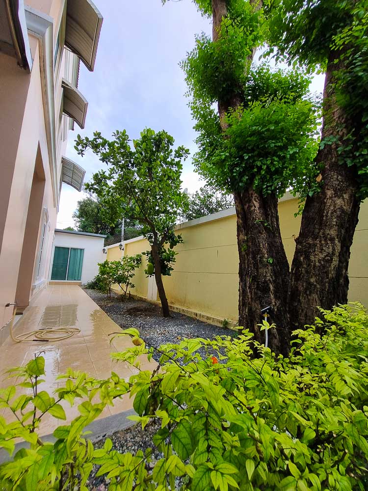 ให้เช่าทาวน์เฮ้าส์ Pet Friendly เลี้ยงสัตว์ได้ มีสวนภายในบ้าน หมู่บ้านเออเบินสาทร สาทร ราชพฤกษ์ ใกล้สถานี BTSบางหว้า ประมาณ 500 เมตร