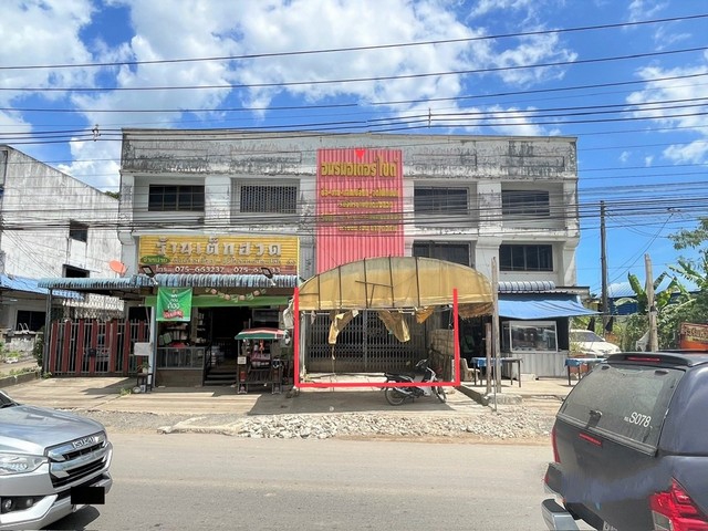 รายละเอียดเพิ่มเติมCode ID : PKK04-05871ราคาขาย       4,433,000 บาท- ขนาดพื้นที่ : 28.10 ตร.ว- พื้นที่ใช้สอย : 225 ตร.ม- จำนวนห้อง :  3 ห้องนอน 3 ห้องน้ำ - ที่จอดรถ :    1 คัน- อาคารพาณิชย์ :    3 ชั้น- อาคารพาณิชย์หันทางทิศ : -- อายุอาคาร : 20 ปีพิกัดทรัพย์ :   https://maps.app.goo.gl/bksM2KdZvKsq4NMr9สถานที่ใกล้เคียง- ใกล้ตลาดเกษตรกรจังหวัดกระบี่- ใกล้มินิบิ๊กซี สาขาศรีตรัง จ.กระบี่- ใกล้บิ๊กซี ซูเปอร์เซ็นเตอร์ สาขากระบี่ - ใกล้โรงพยาบาลก