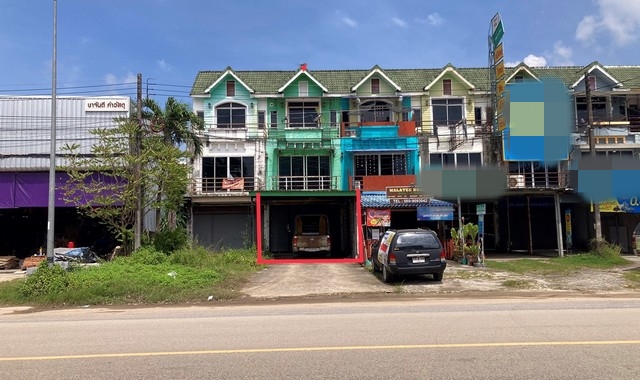 รายละเอียดเพิ่มเติมCode ID : PKK04-05796ราคาขาย       3,897,000 บาท- ขนาดพื้นที่ : 28 ตร.ว- พื้นที่ใช้สอย : 251.10 ตร.ม- จำนวนห้อง :  6 ห้องนอน 6 ห้องน้ำ - ที่จอดรถ :    1 คัน- อาคารพาณิชย์ :    3 ชั้น- อาคารพาณิชย์หันทางทิศ : -- อายุอาคาร : 19 ปีพิกัดทรัพย์ :   https://maps.app.goo.gl/FewDiWzVaMFE9cc99สถานที่ใกล้เคียง- ใกล้วัดนักบุญอักแนส กระบี่- ใกล้วัดนาคาธรรมาราม- ใกล้โรงเรียนบ้านหนองทะเล- ใกล้แม็คโคร อ่าวนางสอบถามเพิ่มเติม/นัดชมโทร. 097-