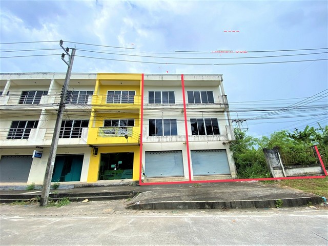 รายละเอียดเพิ่มเติมCode ID : PKK04-04508ราคาขาย       6,033,000 บาท- ขนาดพื้นที่ : 64.40 ตร.ว- พื้นที่ใช้สอย : 313.20 ตร.ม- จำนวนห้อง :  6 ห้องนอน 7 ห้องน้ำ (2 คูหา)- ที่จอดรถ :    1 คัน- อาคารพาณิชย์ :    3 ชั้น- อาคารพาณิชย์หันทางทิศ : -- อายุอาคาร : 12 ปีพิกัดทรัพย์ :   https://maps.app.goo.gl/vWxEzcvR2Thu7DLo9สถานที่ใกล้เคียง- ใกล้แม็คโคร อ่าวนาง- ใกล้โลตัส โกเฟรช ซูเปอร์มาร์เก็ต อ่าวนาง- ใกล้แม็คโครกระบี่- ใกล้โรงพยาบาลวัฒนแพทย์ อ่าวนางสอบ